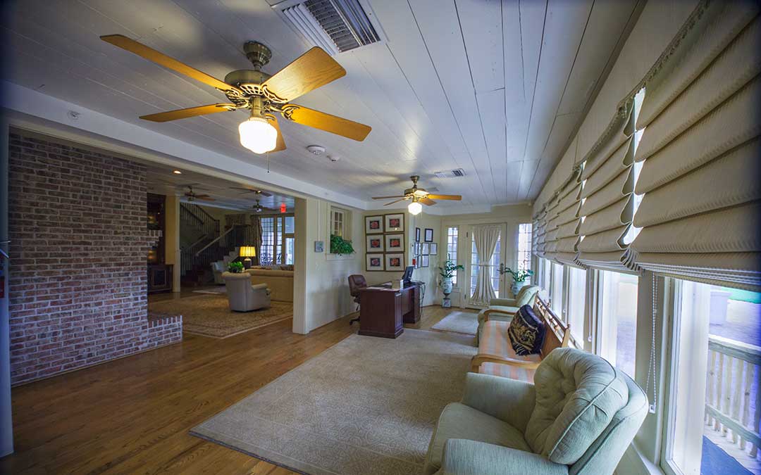 photo of a comfortable living room and office in the Great Oaks Recovery Center Facility