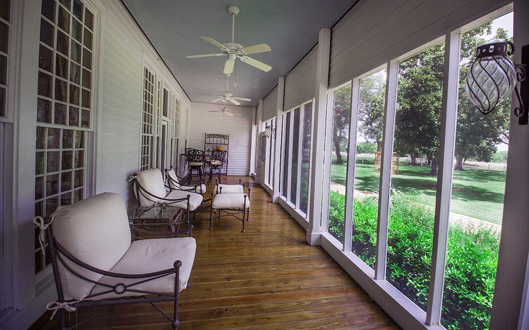 photo of an enclosed deck with comfortable seating at the Great Oaks Recovery Center facility - drug addiction treatment near houston, tx - houston drug rehab