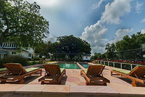 Beautiful back patio at Great Oaks Recovery Center offers the best treatment for alcoholism - houston alcohol rehab - texas drug rehab 